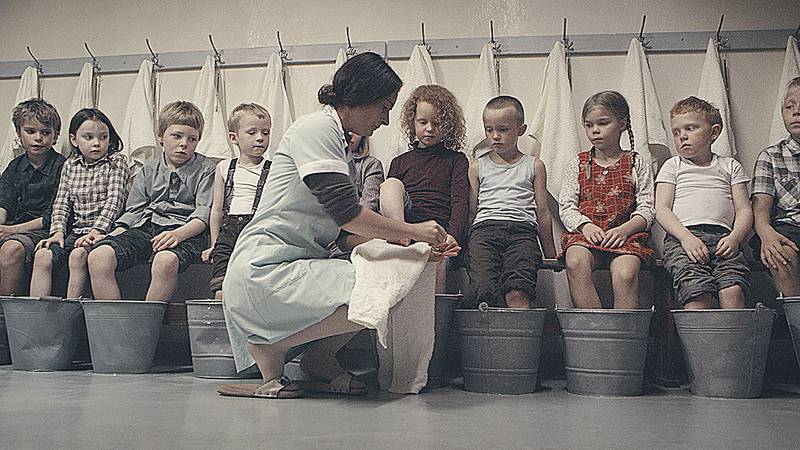 Barnehjembestyreren (Brynhildur Gudjónsdóttir) er skremmende streng i møte med barna som er sendt på sommerleir til en islandsk avkrok en gang på 1960-tallet. 