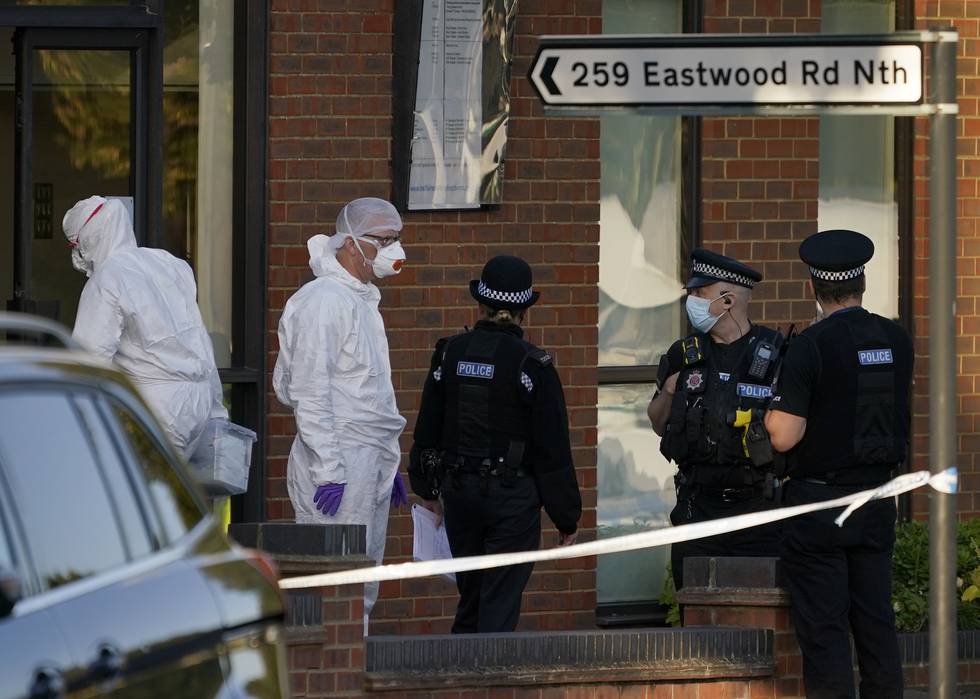Politi og kriminalteknikarar utanfor kyrkja i småbyen Leigh-on-Sea i Essex der parlamentarikaren David Amess vart knivdrepen fredag. Foto: AP / NTB