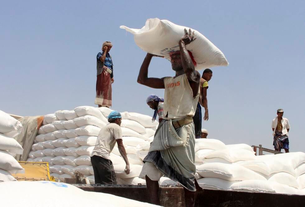 Nødhjelp fra FNs matvareprogram klargjøres i Aslam i Yemen i 2018. Bistand