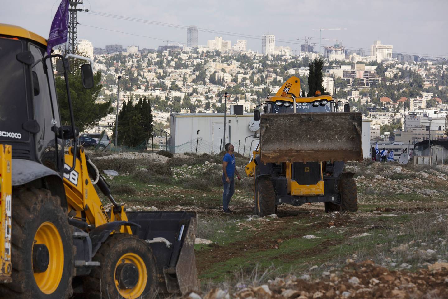 Arbeidere i sving på en byggeplass for bosetningen Givat HaMatos i Jerusalem i fjor. Foto: Maya Alleruzzo / AP / NTB