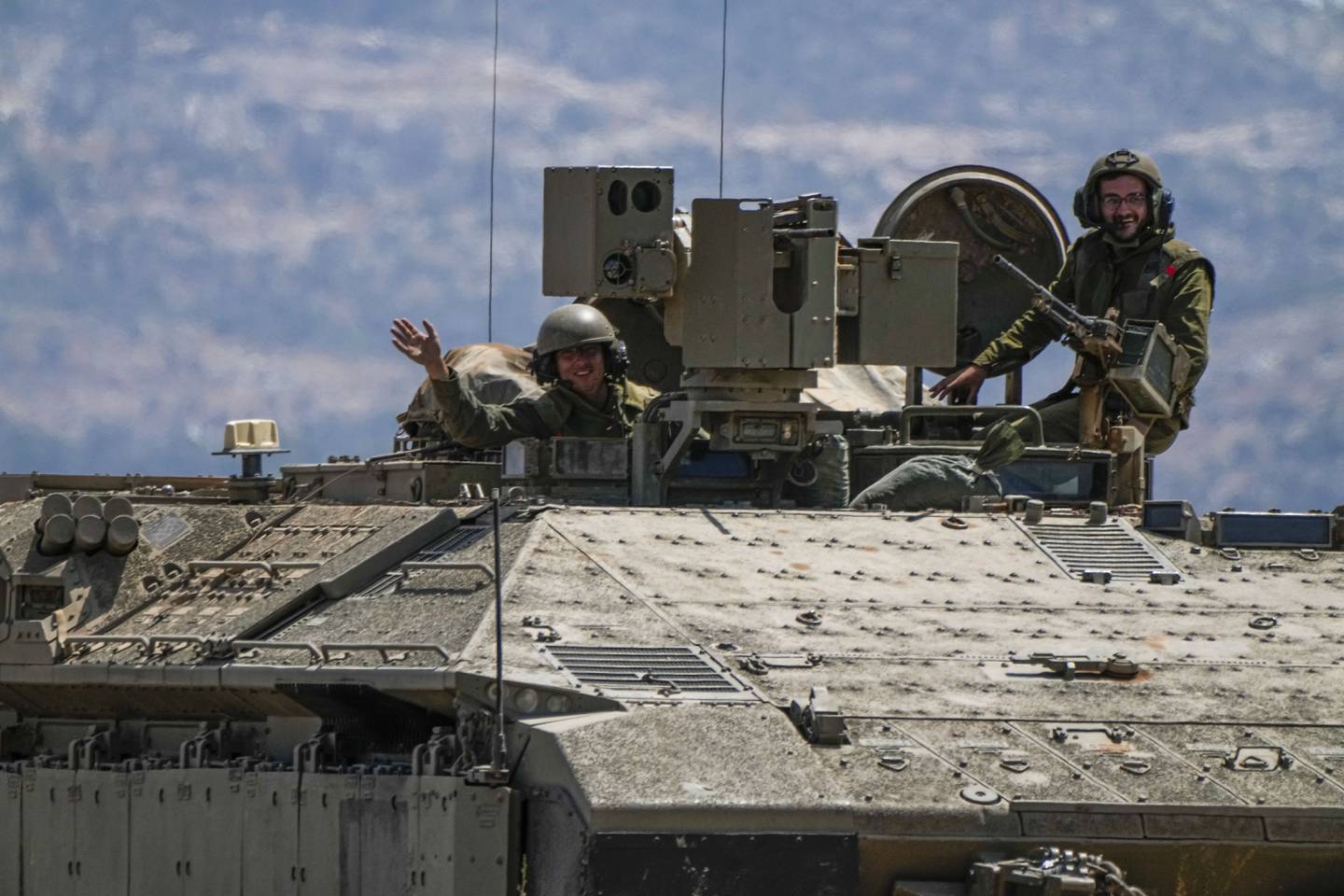 Israelske soldater i et militærkjøretøy på vei ut av den okkuperte palestinske byen Jenin tirsdag. Foto: Ariel Schalit / AP / NTB