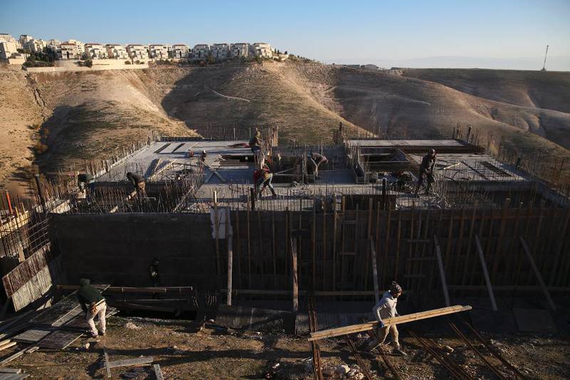 Palestinske arbeidere bygger videre på et nytt boligprosjekt i den store, israelske bosetningen Maale Adumim utenfor Jerusalem. Den ekspansive bosetningspolitikken til Israel regnes som en av de største hindringene mot en fredsavtale med palestinerne.