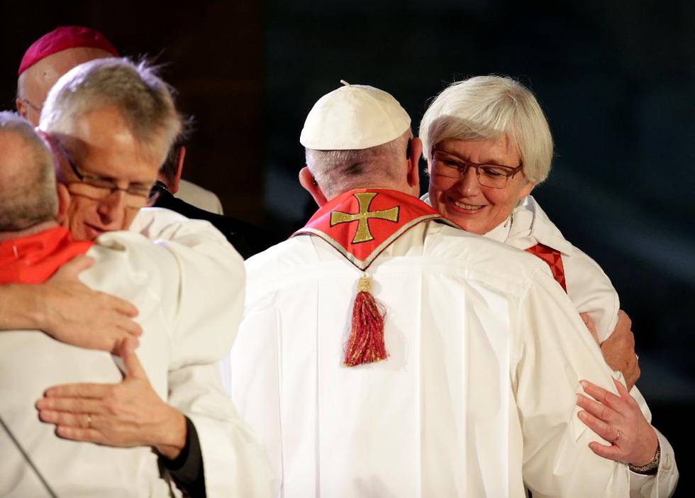 – Pave Frans økumeniske linje går ut på å omfavne, klemme og gjøre gode humanitære gjerninger sammen, sier den italienske kommentatoren Sandro Magister. Her omfavner paven den svenske, lutherske erkebiskopen, Antje Jackelén.