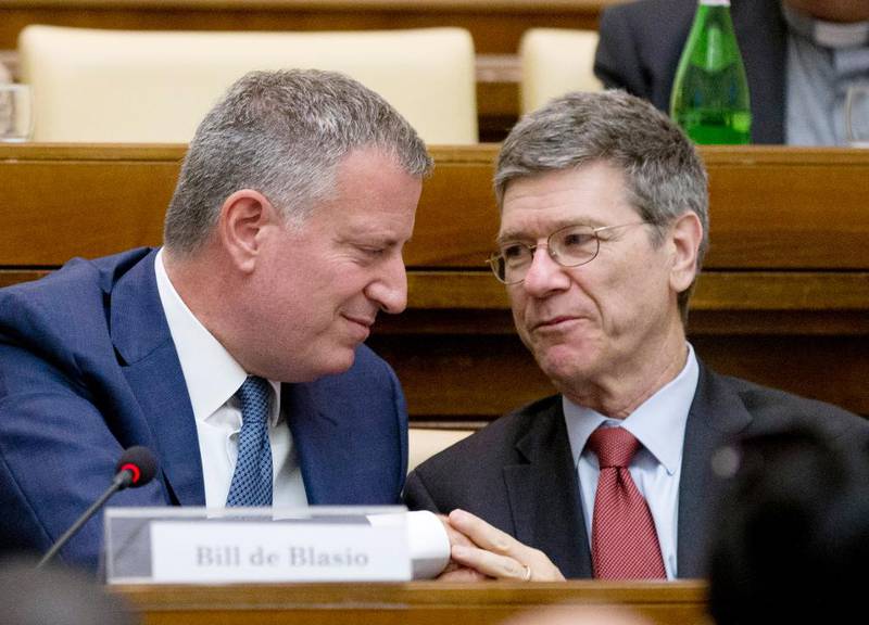 Økonomiprofessorene Kalle Moene (t.v.) og Jeffrey Sachs mener begge at det er fullt mulig å utrydde global fattig­dom.