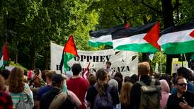 Opp mot 200 personar på demonstrasjon utanfor Israels ambassade