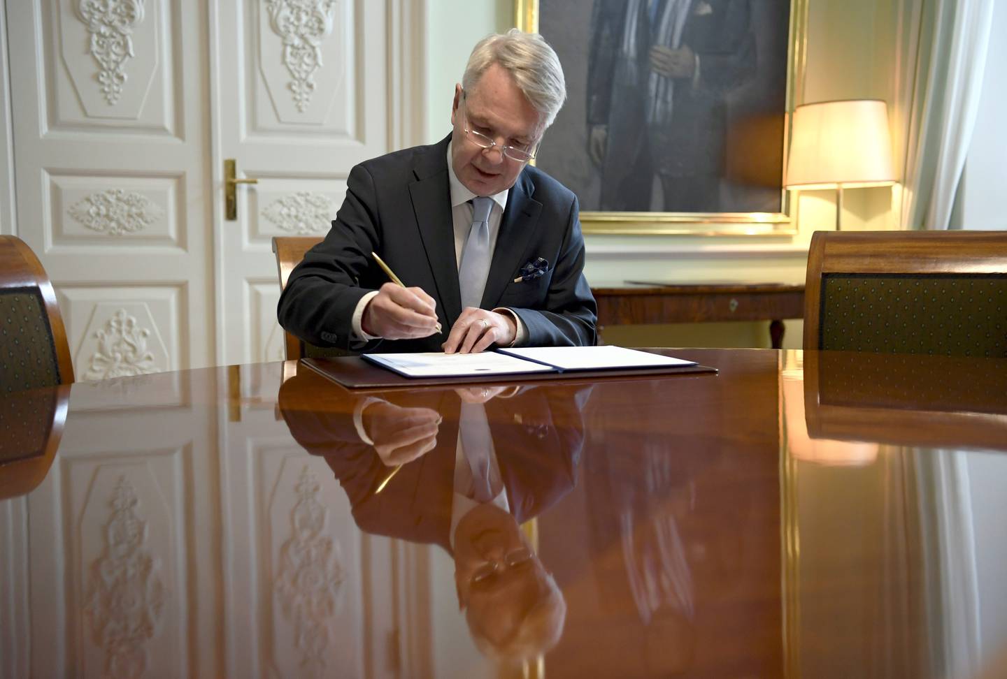 Bildet er av utenriksminister Pekka Haavisto som undertegnet den finske Nato-søknaden i Helsingfors tirsdag.