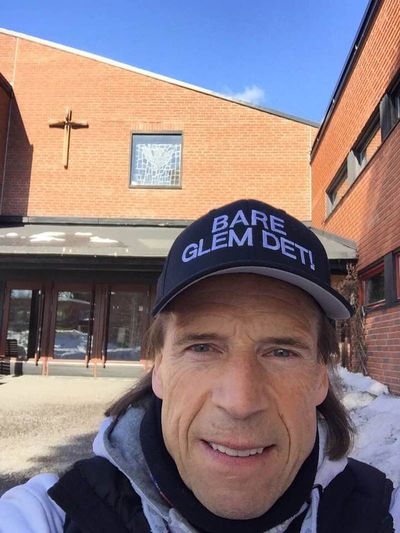 Fredag la Arbeiderpartiets Jan Bøhler ut dette bildet av seg selv foran Ellingsrud kirke på Facebook. «Bare glem det» – står det på capsen hans. 