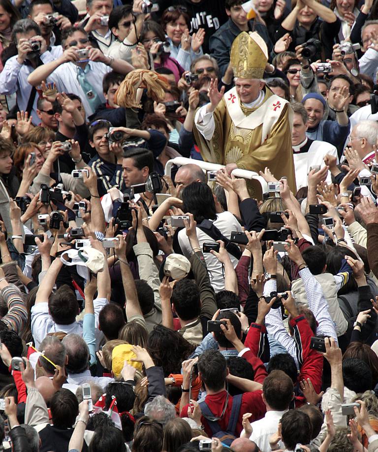 INNSETTELSEN: Pave Benedikt møter folkehavet på Petersplassen etter innsettelsesmessen 24. april 2005.