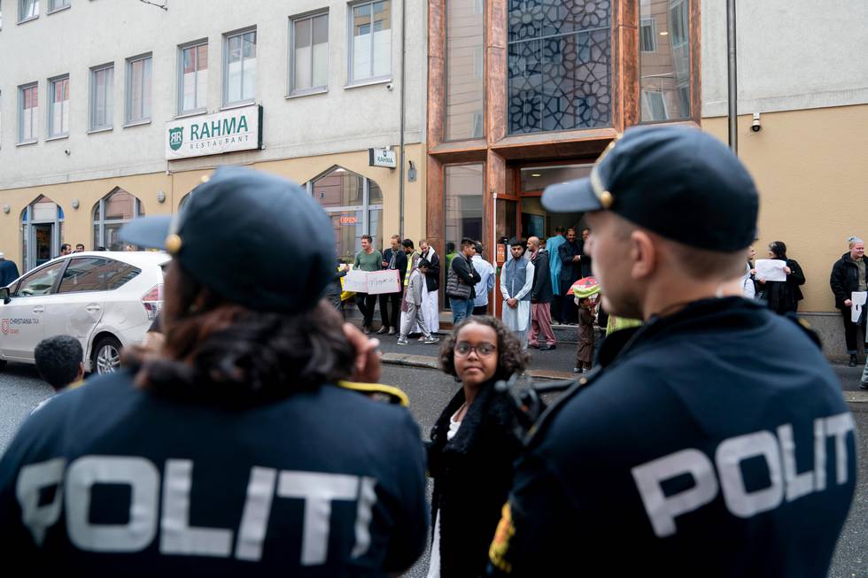 Oslo 20190811. 
Politiet er godt synlig i gatene under eid-feiringen søndag. Her utenfor Islamic Cultural Centre på Grønland.
Foto: Fredrik Hagen / NTB scanpix