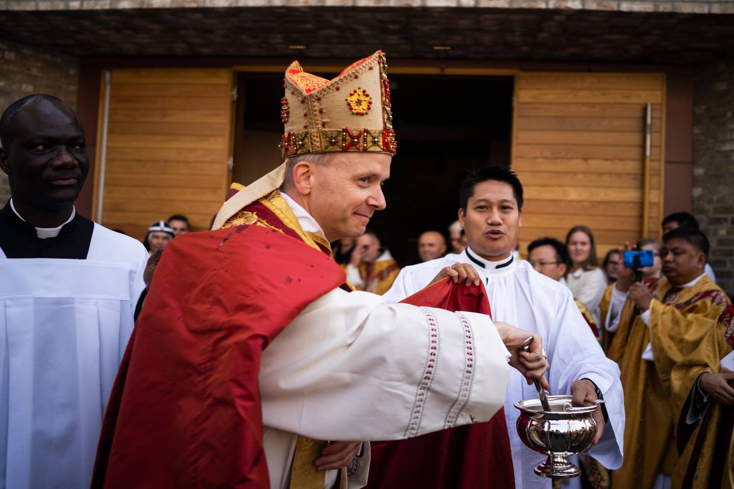 Etter mottagelsen i St. Olav domkirke kastet biskop Erik Varden vievann på de mange fremmøtte fra menigheten.