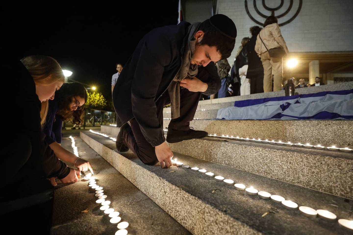 Jøder i Strasbourg tenner lys 11. oktober, fire dager etter Hamas' angrep mot Israel 7. oktober. Foto: Jean-François Badias / AP / NTB
