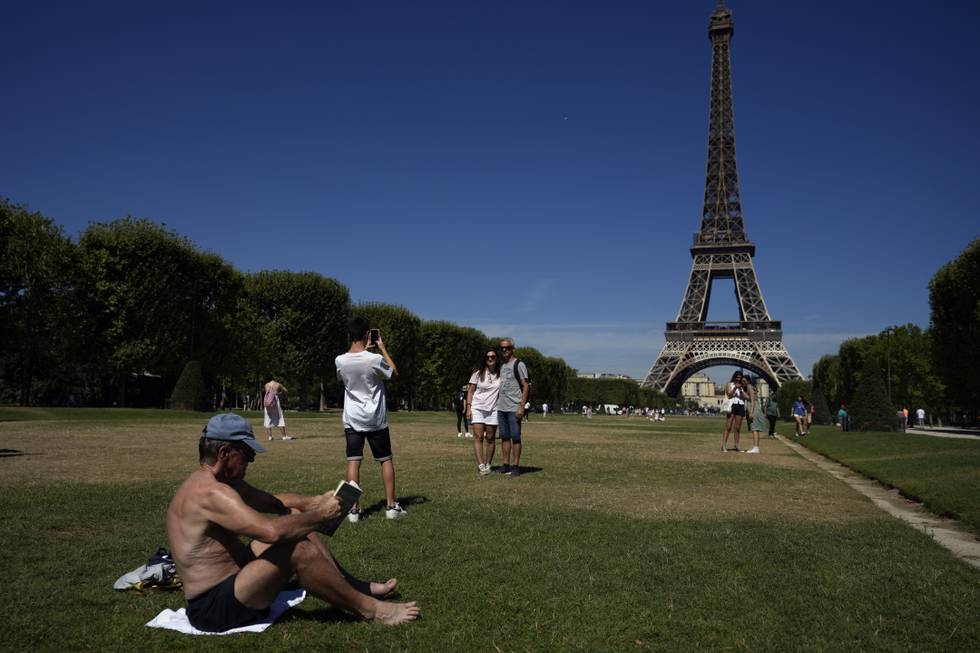 Det er ekstremt varmt og tørt i Frankrike for tiden, og myndighetene har satt inn kriseteam for å håndtere situasjonen. Bildet er tatt onsdag 3. august da det var 36 grader i Paris. Foto: Francois Mori / AP / NTB