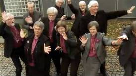 Biskoper danser i reklamefilm