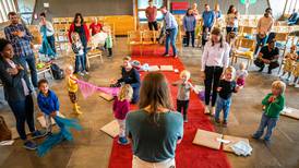 I Manglerud kirke synger, hopper og danser småbarna sin egen liturgi