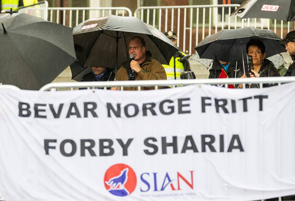 Hamar 20200912. 
Sian leder Lars Thorsen under et arrangement i regi av Stopp Islamiseringen av Norge (SIAN) på Østre Torg på Hamar.
Foto: Geir Olsen / NTB