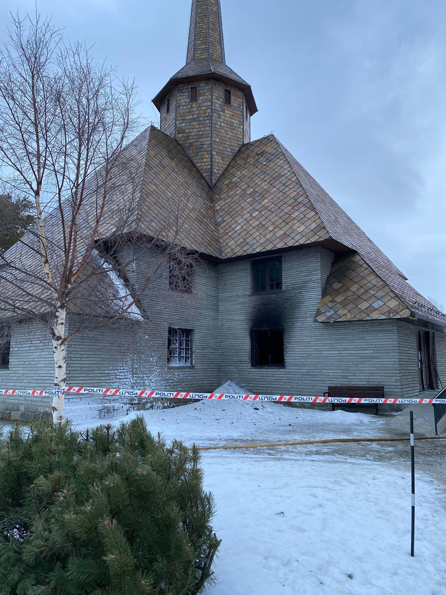 Dombås kirke har fått tydelige merker etter brannen natt til torsdag.