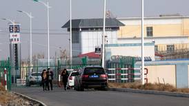 Krev at klesindustri kuttar band til uigur-provins