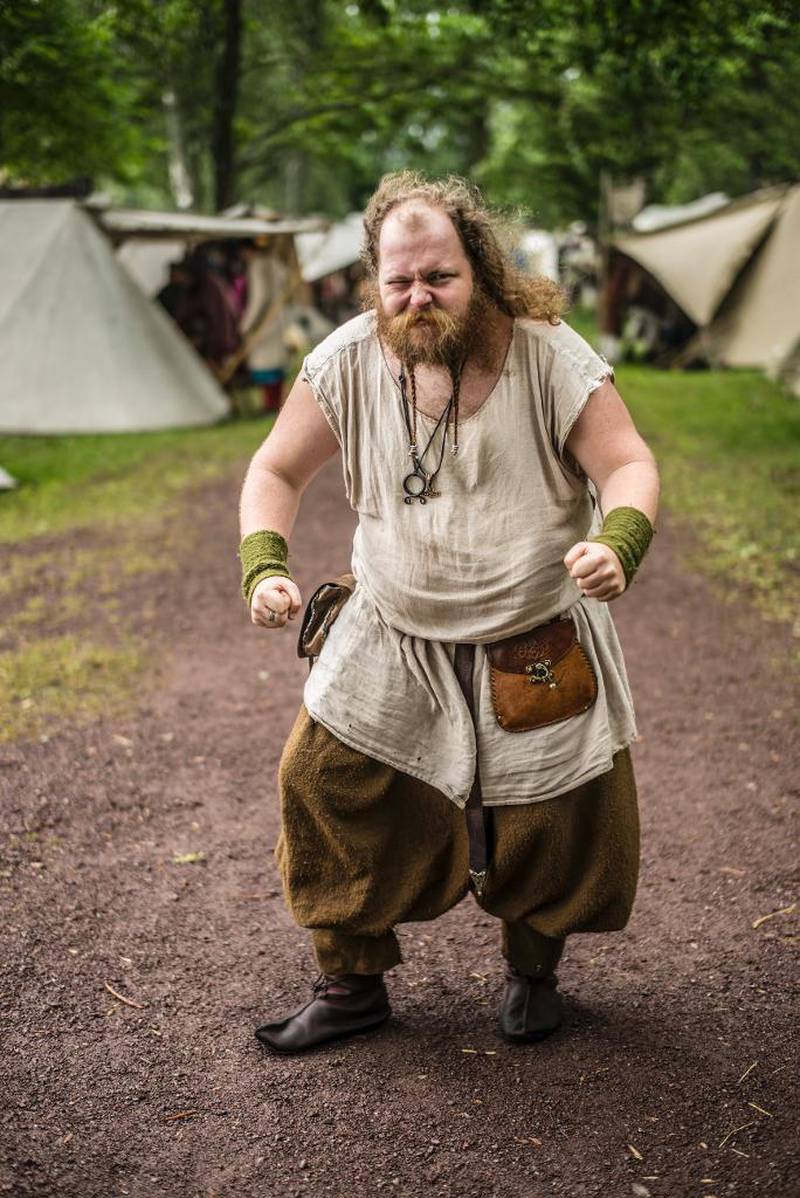 I rollen­ som «Trollet», utfordrer Morten Markseth store og små vikinger­ i grener som kjevletrekk, oksedrag og vikingbrytingen «Glima».