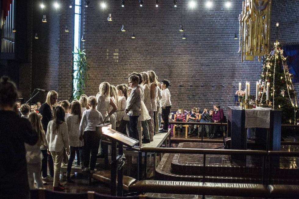 Mange foreldre melder om regelbrudd i forbindelse med skolegudstjenester. Her er elever fra Arnestad skole samlet til julegudstjeneste i Østenstad kirke i Asker tidligere denne uken.