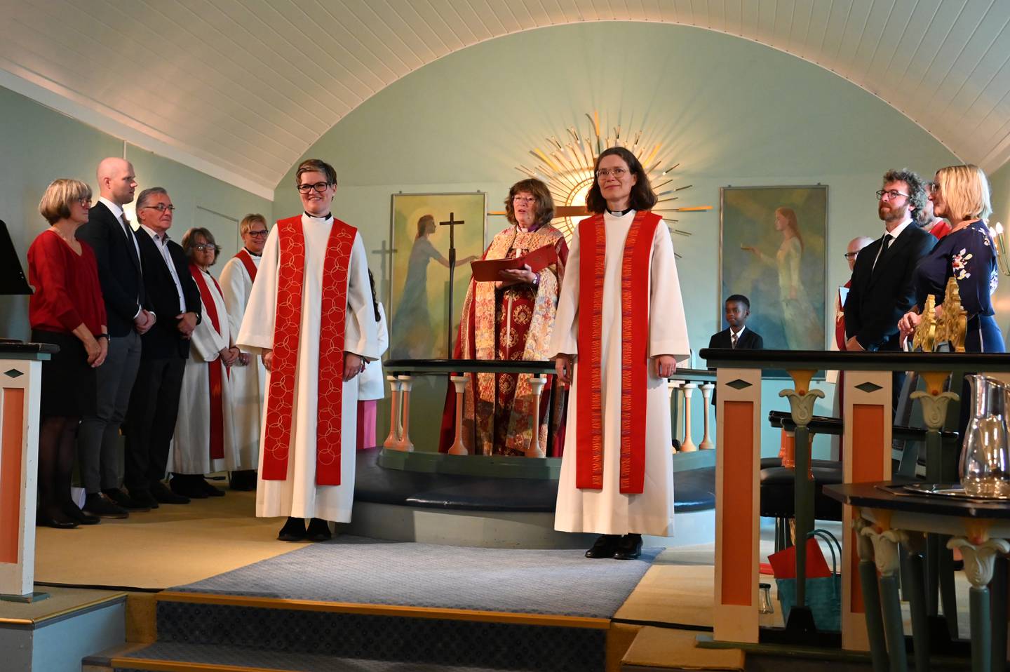 Gunnhild og Ann-Helen Roaldsnes ble ordinert til prester i Den norske kirke.