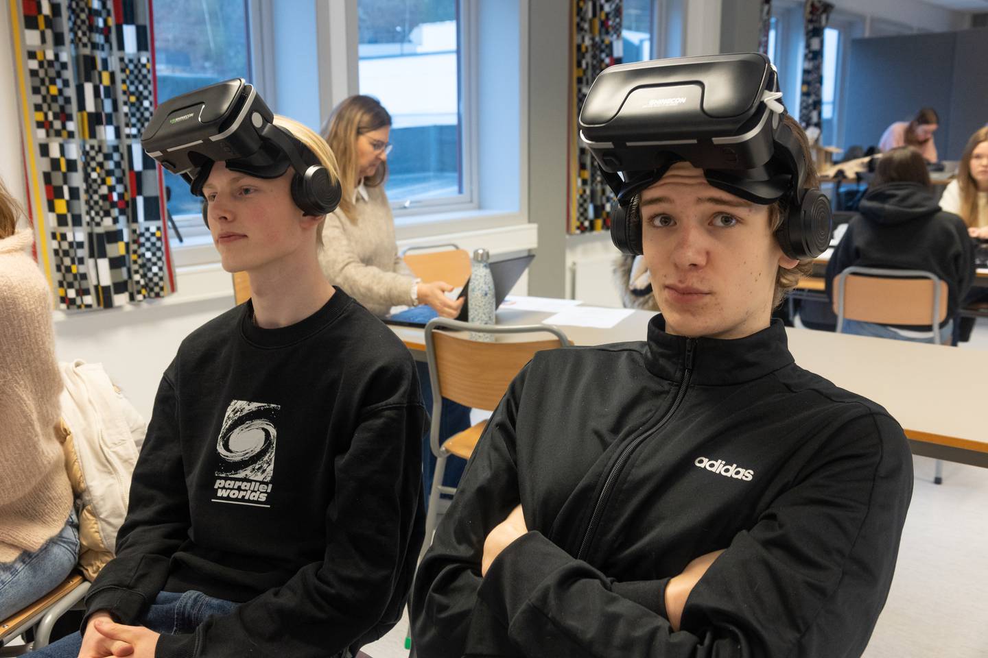 Elever ved Vennesla skole tester VR-briller i undervisninga.