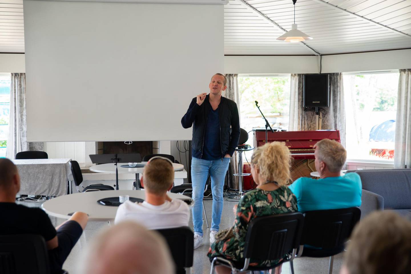 Thomas Åleskjær holder bibeltime i familieuka på Solstrand Camping.