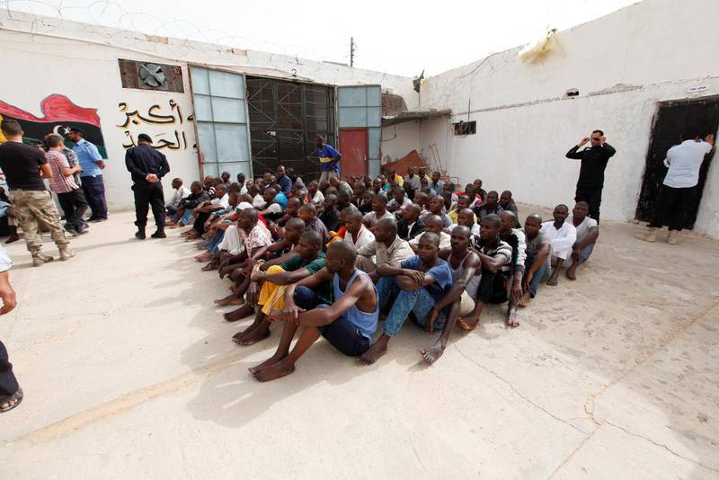 Innanriksdepartementet i Libya samlar flyktningar og migrantar i interneringsleirar rundt om i landet. Leirane får hard kritikk, for behandlinga av dei internerte er «umenneskeleg», seier mellom anna HRW.