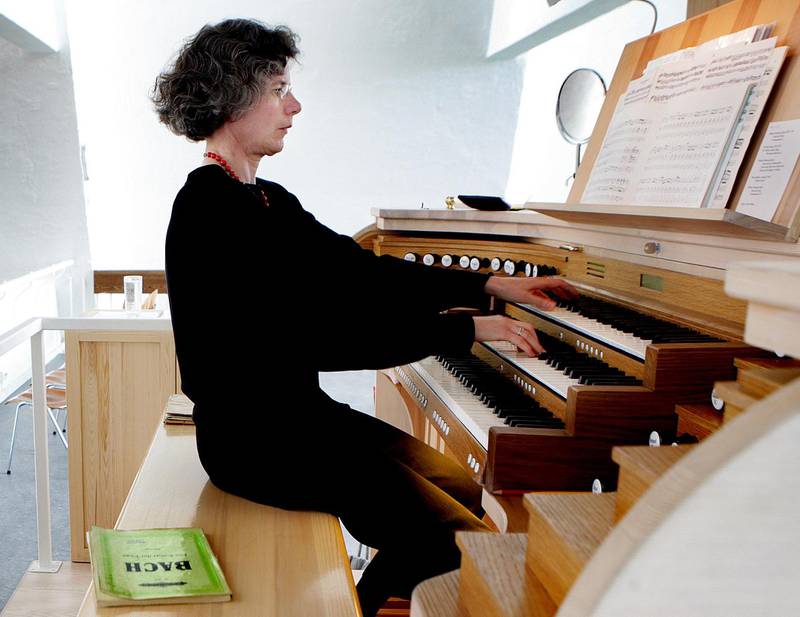 Kantor Linde Mothes holder orgelkonsert i Ishavskatedralen i Tromsdalen i Troms¯ for glisne kirkebenker...Foto: YNGVE OLSEN S∆BBE / NORDLYS          Postboks 2515               9272 Troms¯                                   mob.: 911 69942          yngos@nordlys.no