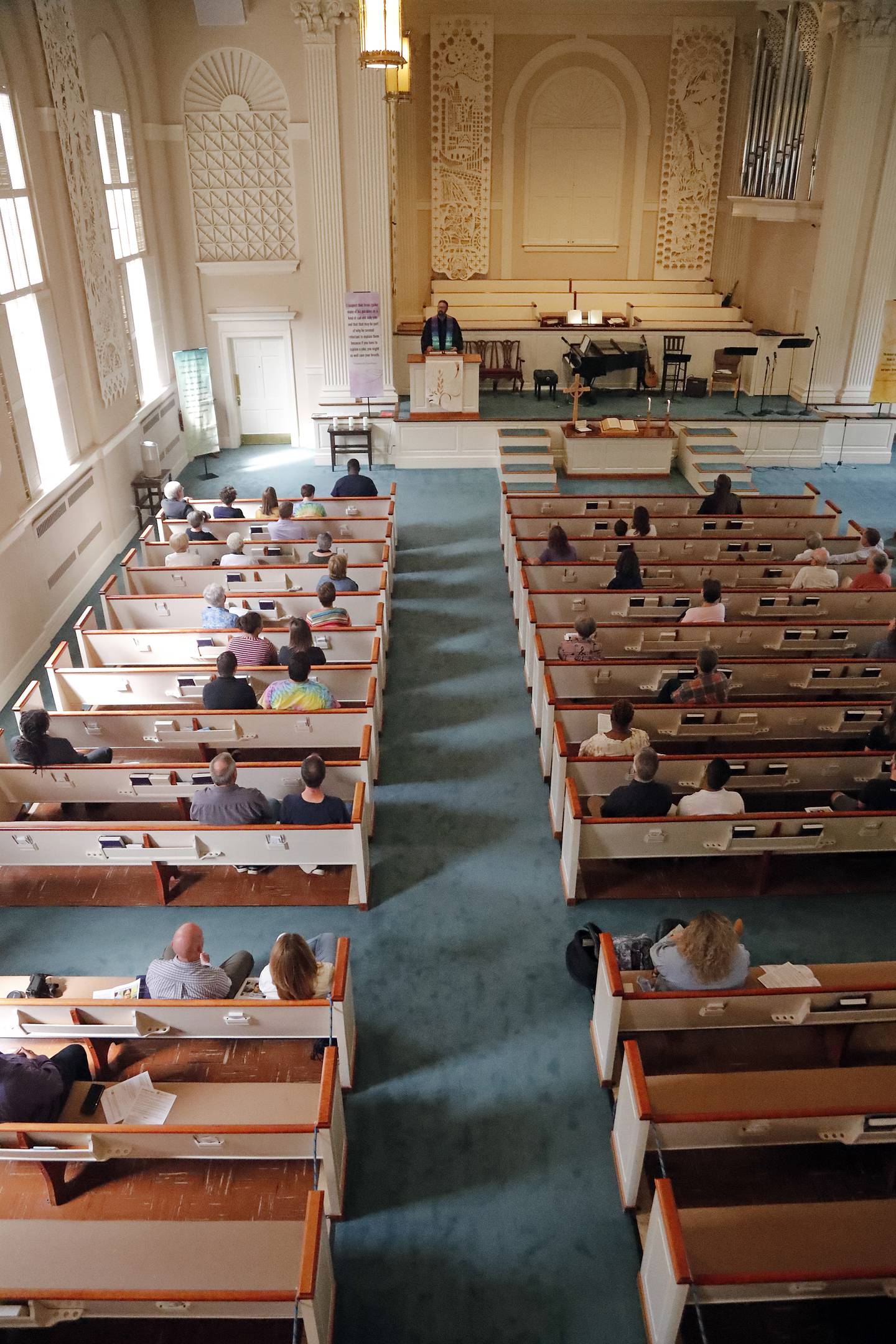 GLISSENT: I en baptistkirke i North Carolina var det i september 2022 god plass til flere folk i benkeradene.