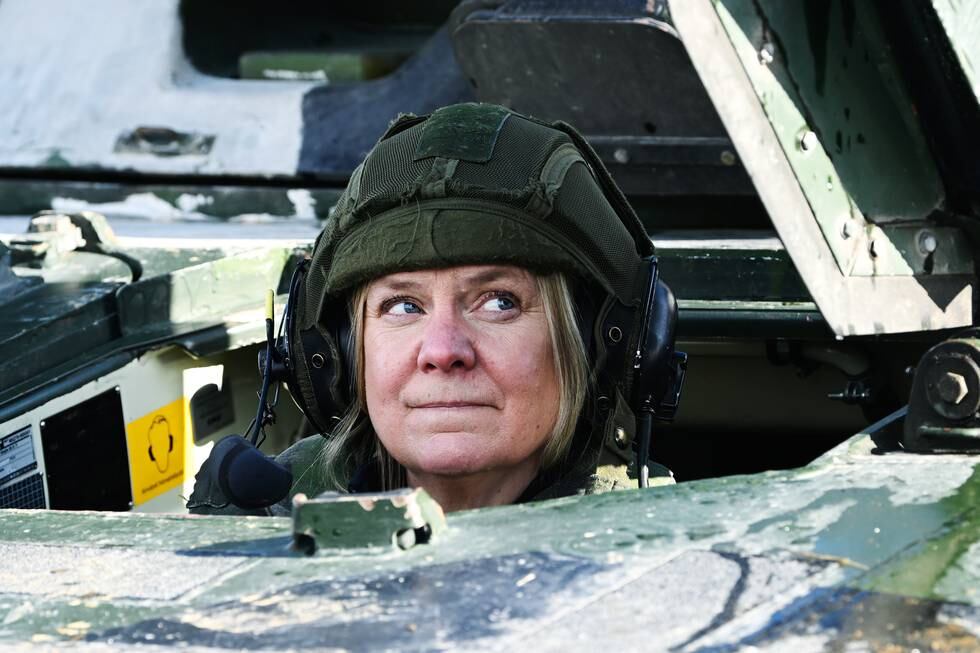 Sveriges statsminister Magdalena Andersson (S) fikk prøve seg i en stridsvogn. Foto: Anders Wiklund/TT / NTB