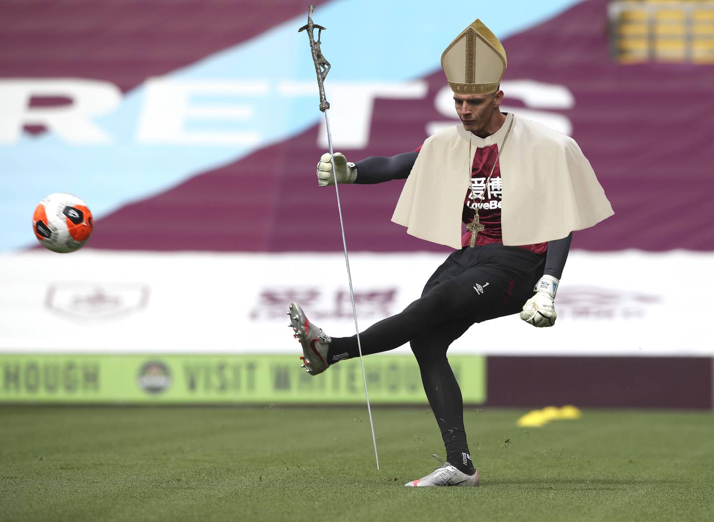 POPE: Ikledd noe andre klær enn de andre spillerne rundt seg har vi Nick Pope i mål. Vi håper paven holder nullen ofte for Newcastle.