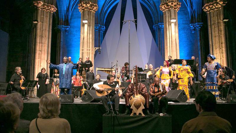 Jordi Savall (helt til venstre) har samlet musikere fra Europa, Afrika og Sør-Amerika til en musikalsk reise gjennom den vonde historien om slaveriet.
