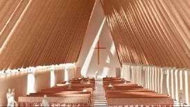Bygger katedral av papp