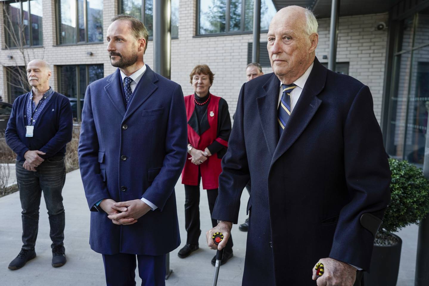 Kong Harald var tydelig preget etter å ha møtt og snakket med flere av de ukrainske flyktningene. Kongen og kronprinsen ble tatt imot av Oslos ordfører Marianne Borgen (bak). Foto: Terje Pedersen / NTB