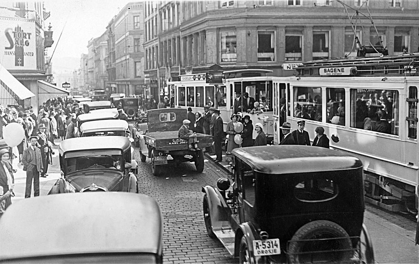 Trafikk i Karl Johans gate og Egertorget, 1928-1930. Drosje A-5314, en Dodge, tilhørte drosjeeier Rasmus Rasmussen.