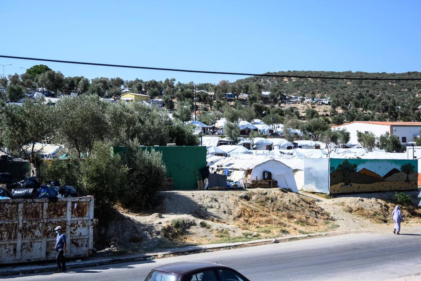 TELT: Bildet er tatt 2. september, etter at greske myndigheter satte Moria-leiren i en 14 dagers karantene på grunn av Covid-19-tilfellet i leiren. Foto: AP Photo/Vangelis Papantonis