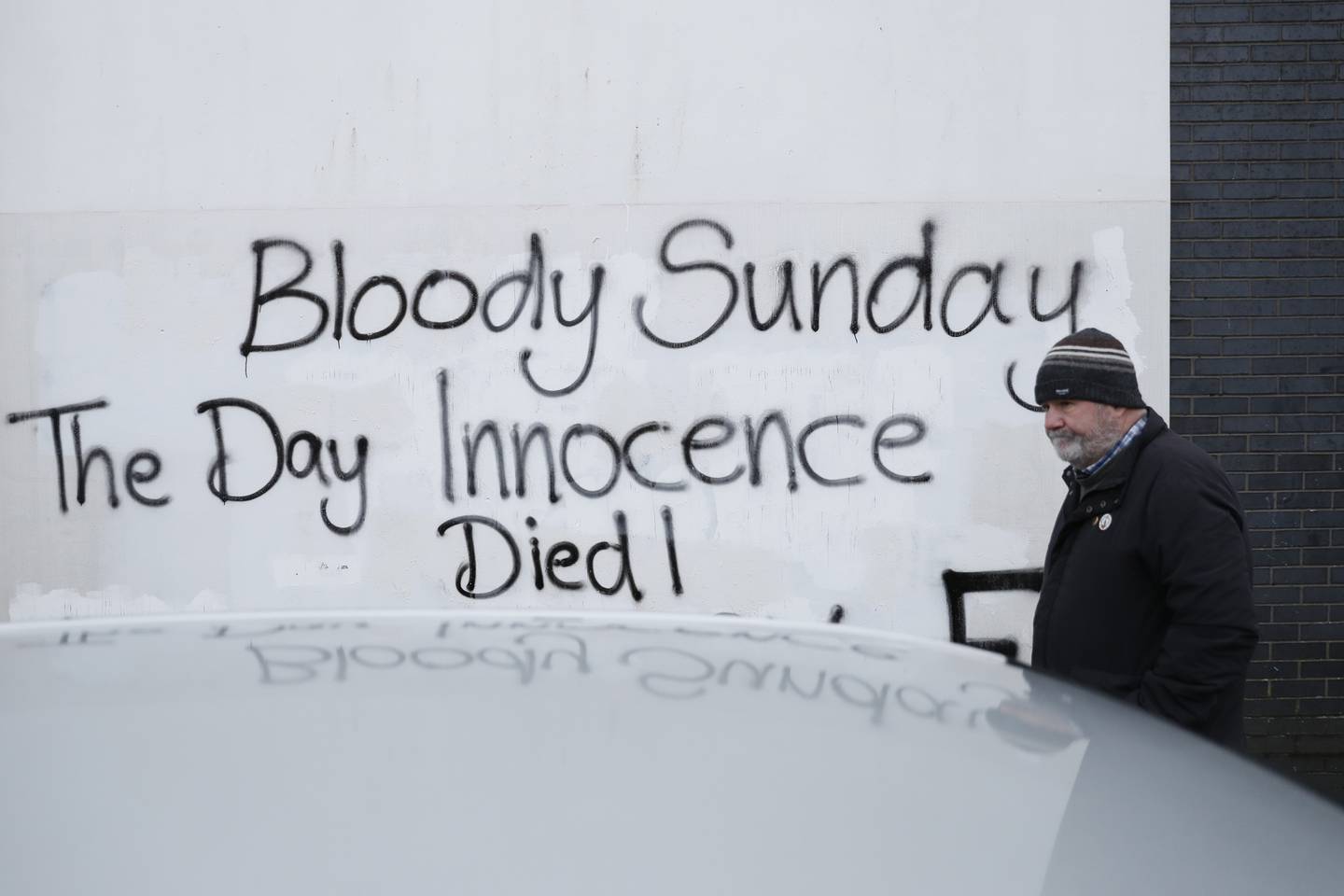 Bloody Sunday – dagen uskylden døde, står det på denne veggen i Londonderry. Bildet ble tatt søndag. Foto: Peter Morrison / AP / NTB

