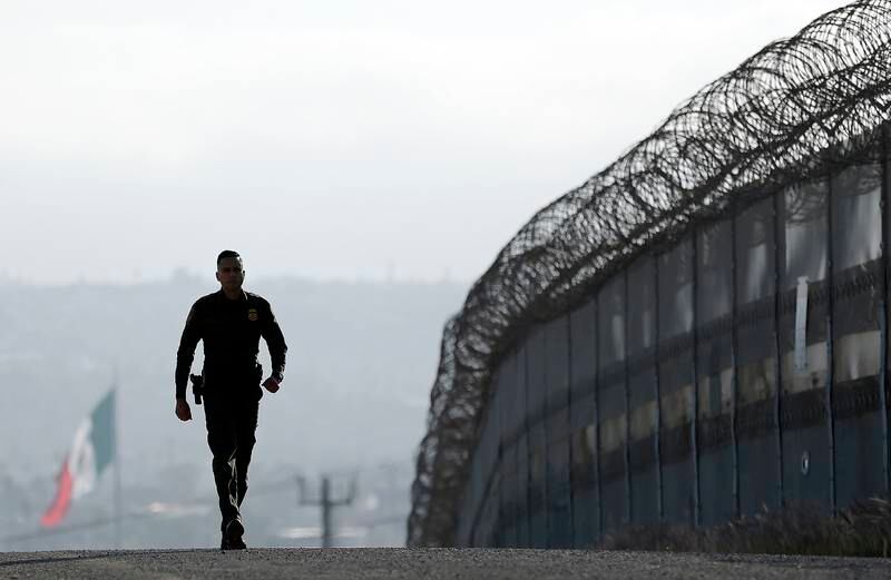 Antallet anholdte ved grensen mellom USA og Mexico er gått kraftig ned etter at Donald Trump kom til makten som USAs president for et år siden. Ifølge en ny rapport er det strammet dramatisk til mot asylsøkere på grensen, som her mellom Tijuana og San Diego.