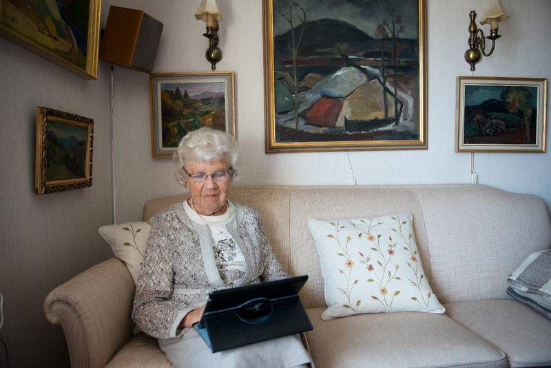 BRENNER FOR KRF: – Hareide er modig og trenger støtte. Jeg er blitt en gammel dame på 97 år. Jeg brenner for at det går bra med Hareide som leder i KrF, sier Augusta Rebekka Kringen.
