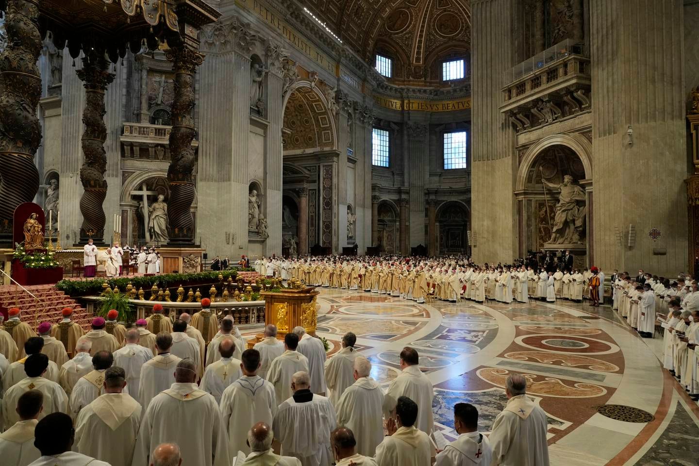 rundt 1.800 prester deltok i messen i Peterskirken i Roma skjærtorsdag. Foto: Gregorio Borgia / AP / NTB