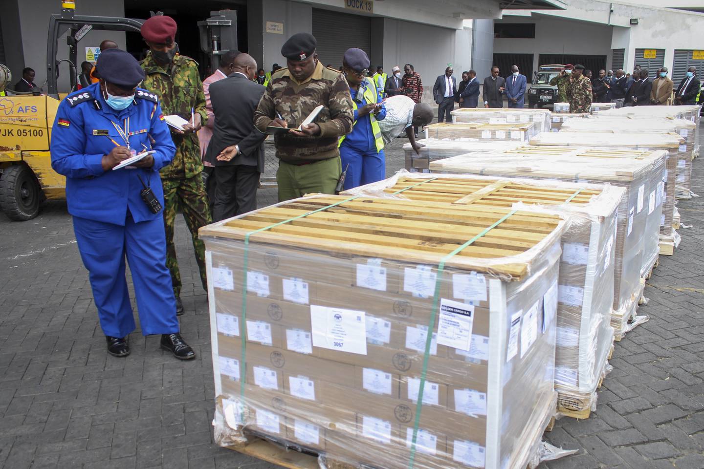 Politibetjenter inspiserer det første partiet med stemmesedler som skal brukes i presidentvalget i Kenya 9. august. Det er en spent stemning i landet før valget, som mange frykter kan utløse uroligheter. Foto: AP / NTB