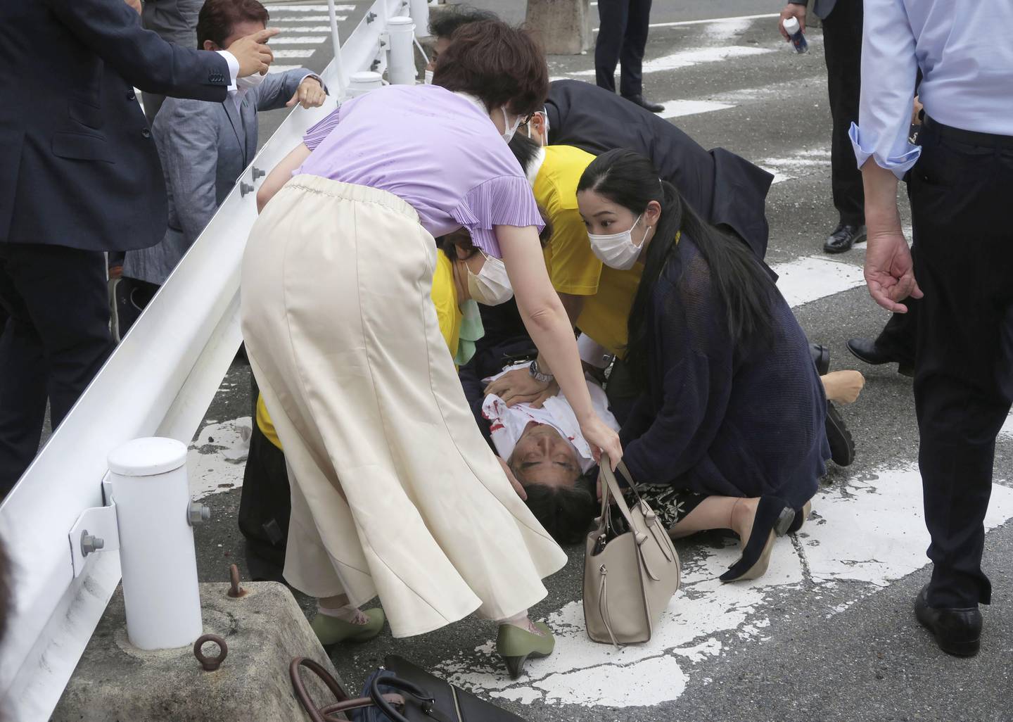Abe falt om etter å ha blitt skudd. Eksstatsministeren skal ha fått hjertesvikt og sluttet å puste. Tilstanden hans er uklar, men fryktes å være alvorlig. Foto: Kyodo News / AP / NTB