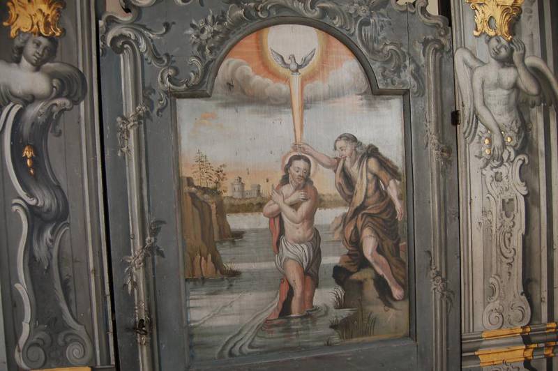Johannes døperen i kunsten: Johannes døper Jesus, detalj fra dåpshuset i Tjølling kirke i Larvik.