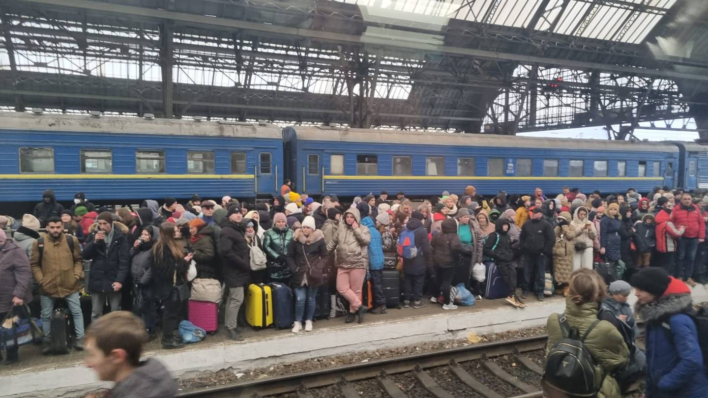 Overfylt togstasjon i Lviv