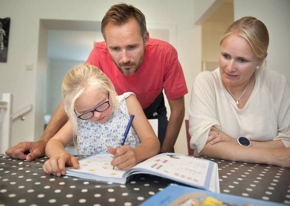 Marikken gjør lekser sammen med pappa Eivind og mamma Katrine. Det leses og regnes. Og ­tegnes.