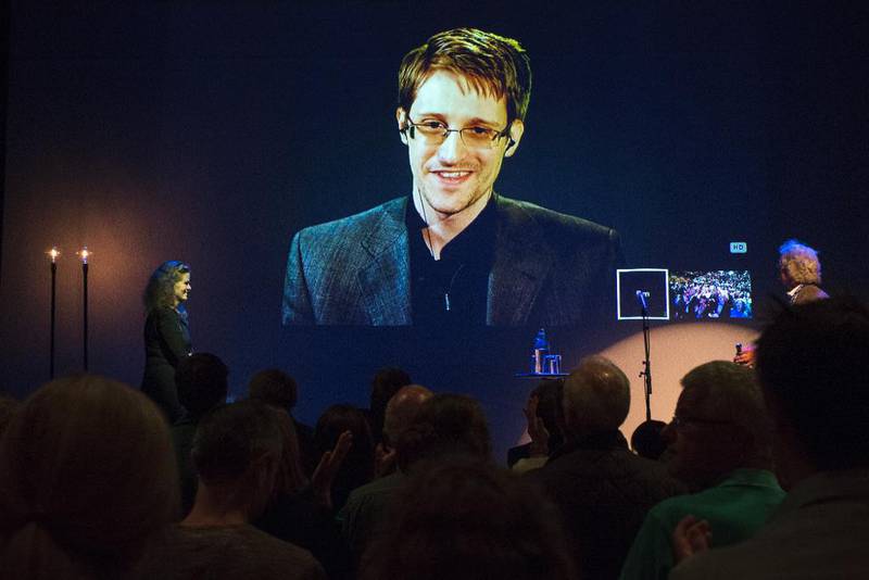 Stående applaus til Edward Snowden da han ble tildelt Bjørnsonprisen 2015 i Molde. Intervjuet med Edward Snowden ble overført via storskjerm.