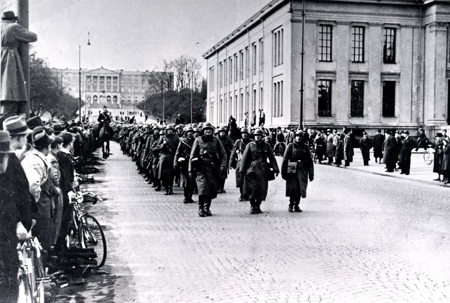 Tyske tropper marsjerer ned Karl Johan på invasjonsdagen.