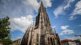 Urinering truer verdens høyeste katedral
