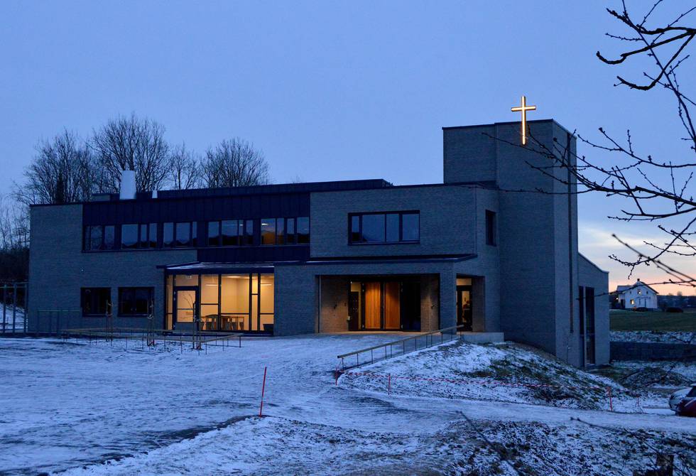 SØKNADSPLIKTIG: DELK Telemark i Skien må innen utgangen av året søke om dispensasjon hvis de skal få beholde lyset i korset på Skauen kirke.