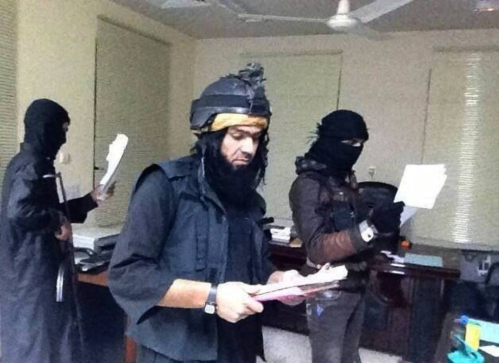 Krigere fra ISIL undersøker et regjeringskontor de har erobret i Irak tidligere i år.